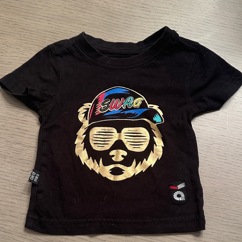 Akademiks Black Tee with Gold 'Swag' Bear and Multicolor Cap